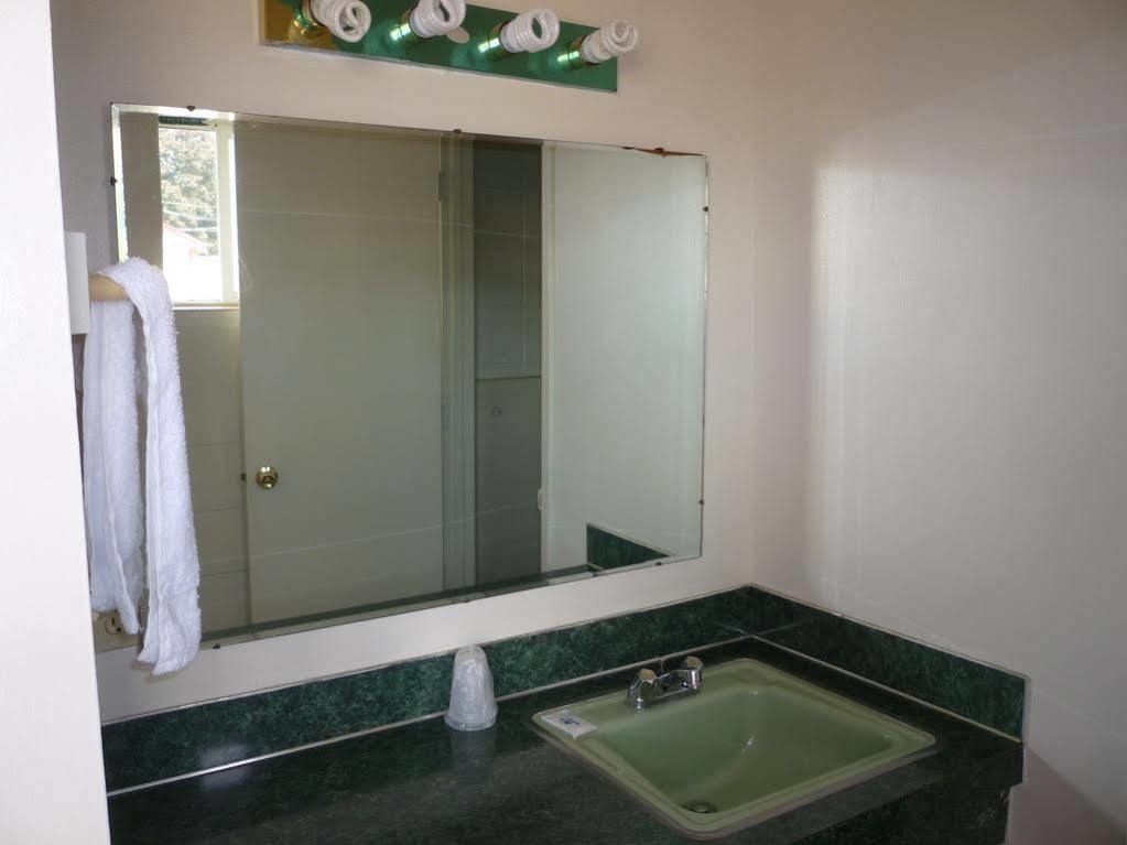 Budget Inn Motel Уудбърн Екстериор снимка
